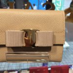 【販売】フェラガモ　コンパクトウォレット　販売中！とても可愛らしいですよ！【質屋かんてい局亀有店 】葛飾区・足立区・墨田区・江戸川区・松戸市・北千住・東京都・千葉・埼玉・ダイヤ・宝石・貴金属・買取・質