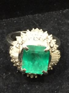 PT900 エメラルドの指輪でお金を借りることが出来ます。国の給付金はもう待てない!!【質屋かんてい局亀有店・Pawn Shop】東京都・千葉・埼玉・葛飾区・足立区・墨田区・江東区・江戸川区・松戸・買取